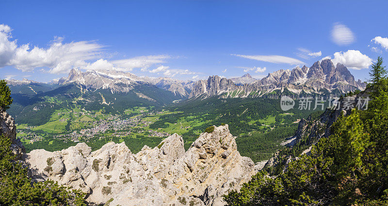 Cortina d'Ampezzo与Dolomites